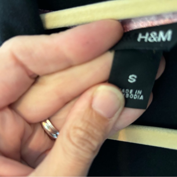 Detailed embroidered black zip up jacket. H&M size small - Picture 4 of 5